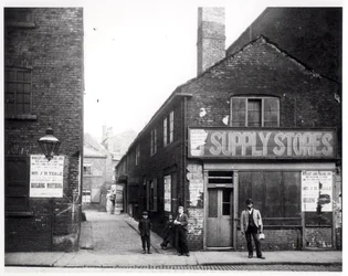 Eingang zum Eagle and Child Yard, Hunslet, Leeds, 1896